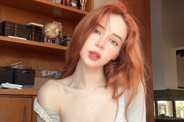 Ảnh gái dâm gợi cảm nổi bật với nhiều tạo dáng hút mắt và tự tin