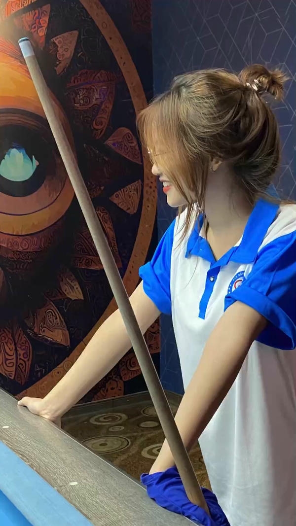 Ảnh girl bên bàn bi da đẹp