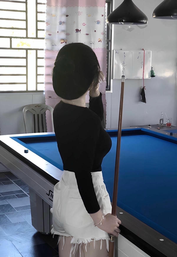 Ảnh girl đẹp cạnh bàn bi da