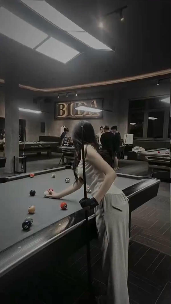 Ảnh girl tạo dáng bàn bi d