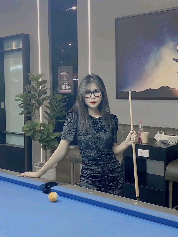Ảnh girl xinh bên bàn bi da