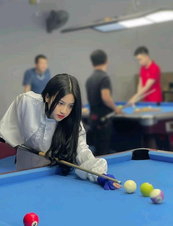 Ảnh girl xinh chơi bi da