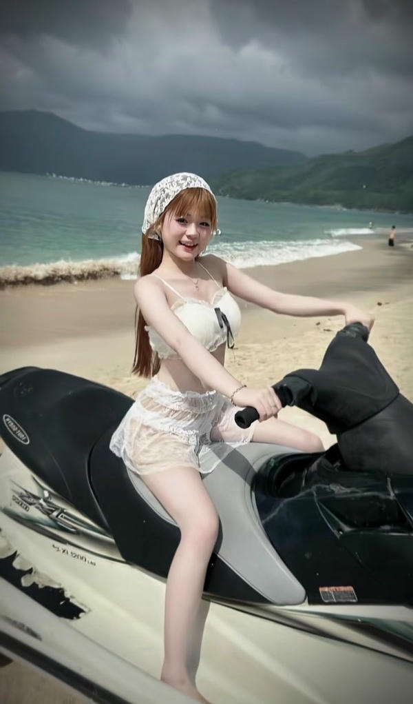 Cô gái bikini phong cách du lịch biển