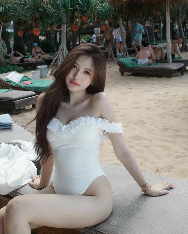 Cô gái bikini tạo dáng nghệ thuật trên cát.