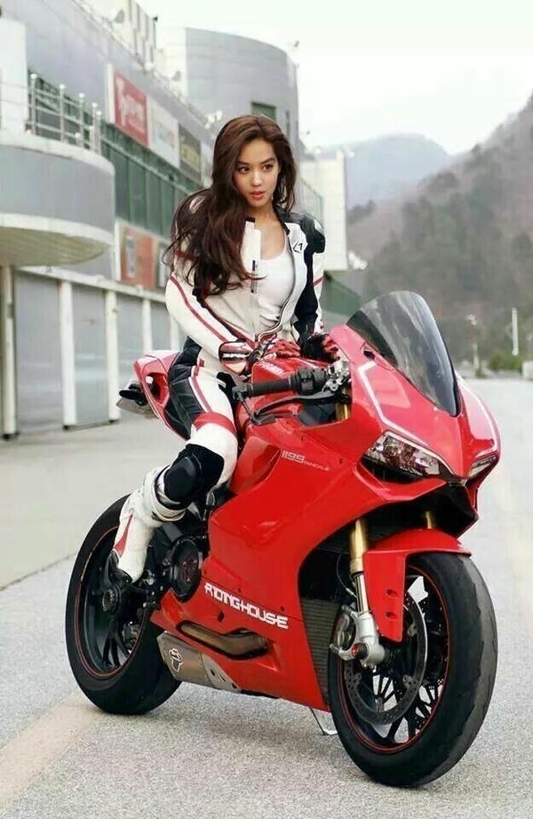 Cô gái xinh tạo dáng trẻ trung bên mô tô.