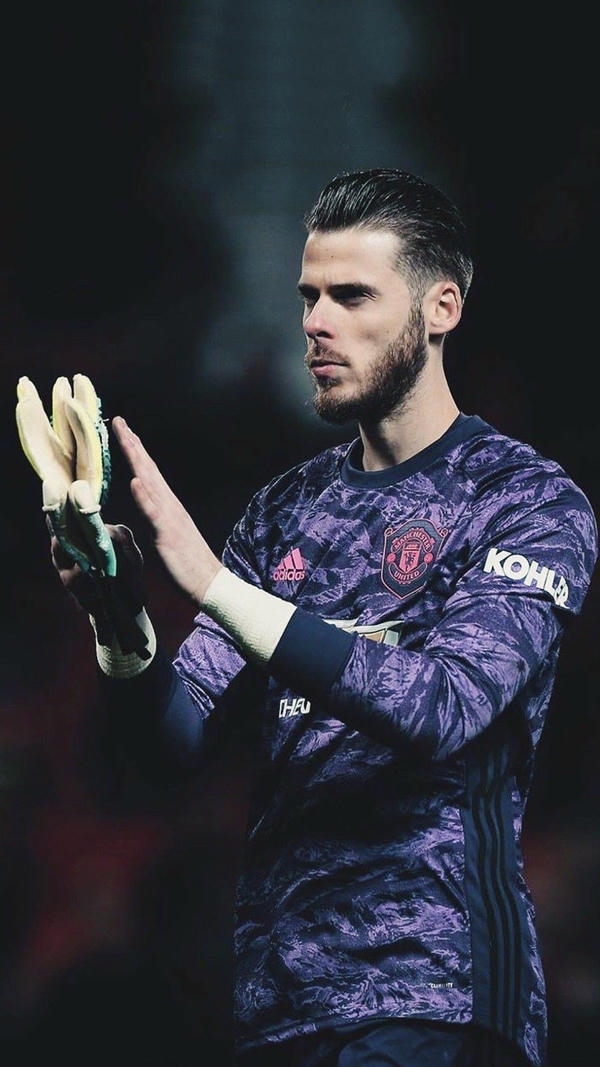 De Gea bay người cản phá bóng