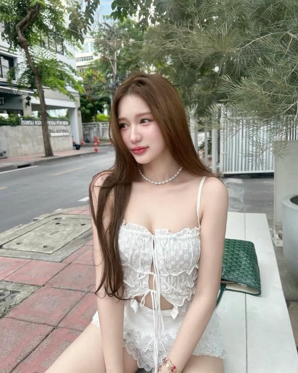 Girl bikini ánh nắng chiếu sau lưng.