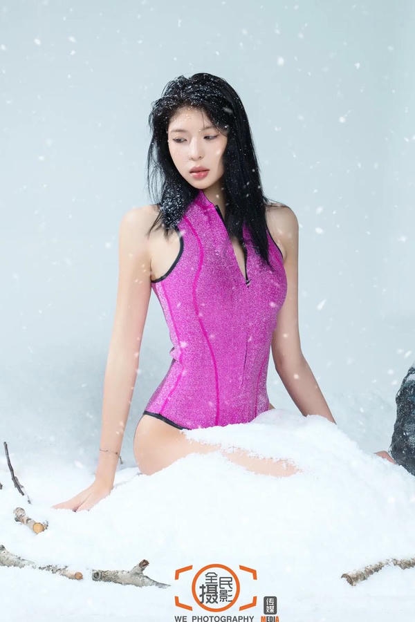 Girl bikini cười tươi dưới nắng vàng