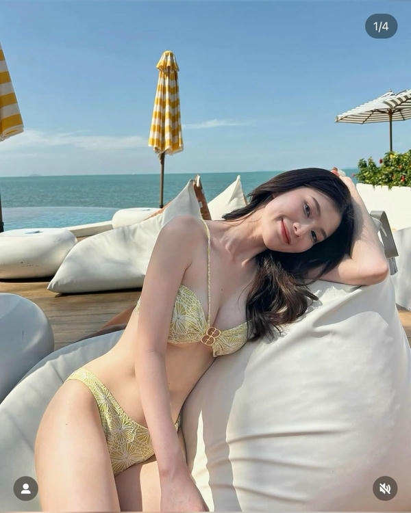 Girl bikini dáng đẹp giữa khung cảnh biển.