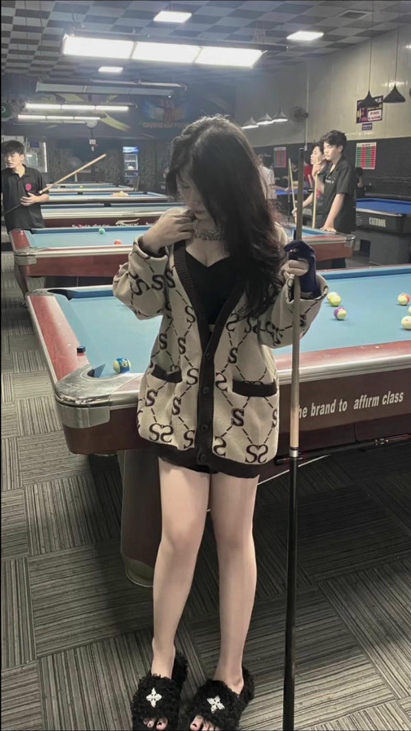 Girl cá tính bên bàn bi da