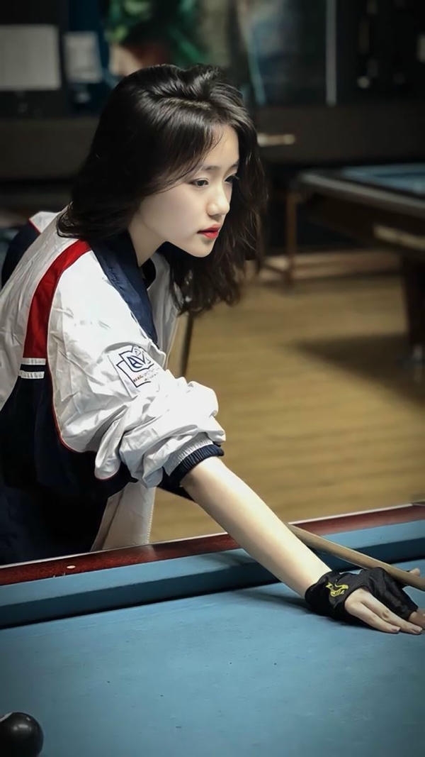 Girl cá tính cùng bàn bi da