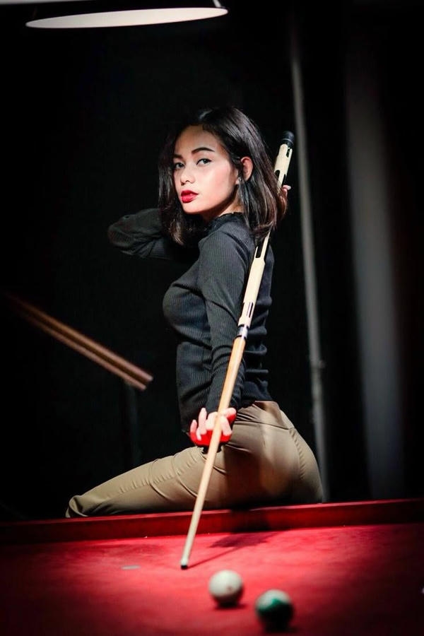 Girl xinh bên bàn bi da