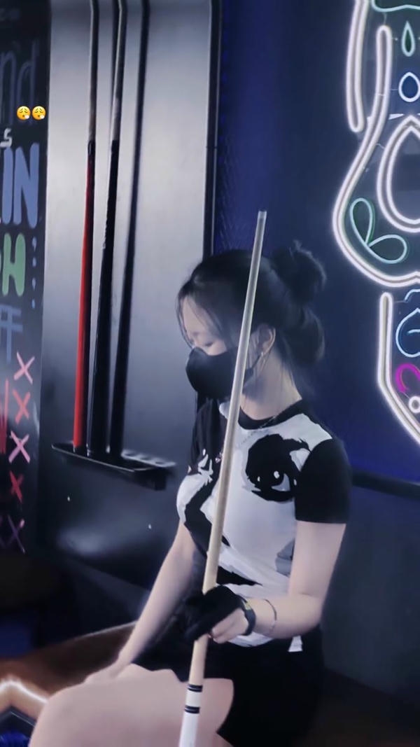 Girl xinh chụp cùng bàn bi da