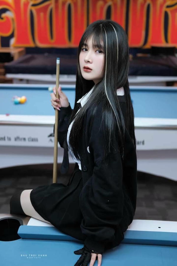 Girl xinh đứng cạnh bàn bi da