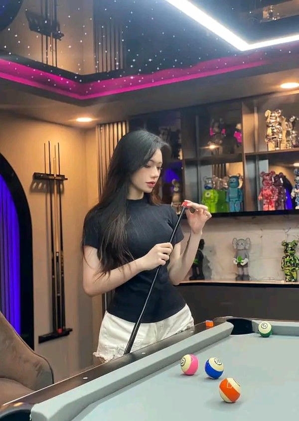 Girl xinh tạo dáng bàn bi da