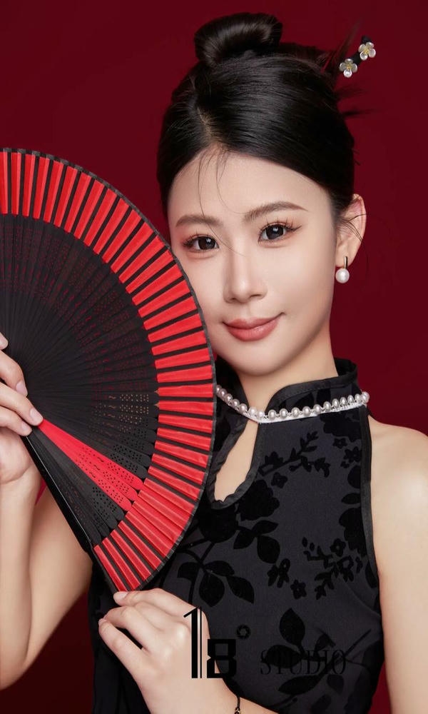 Như bước ra từ tranh vẽ cổ trang.