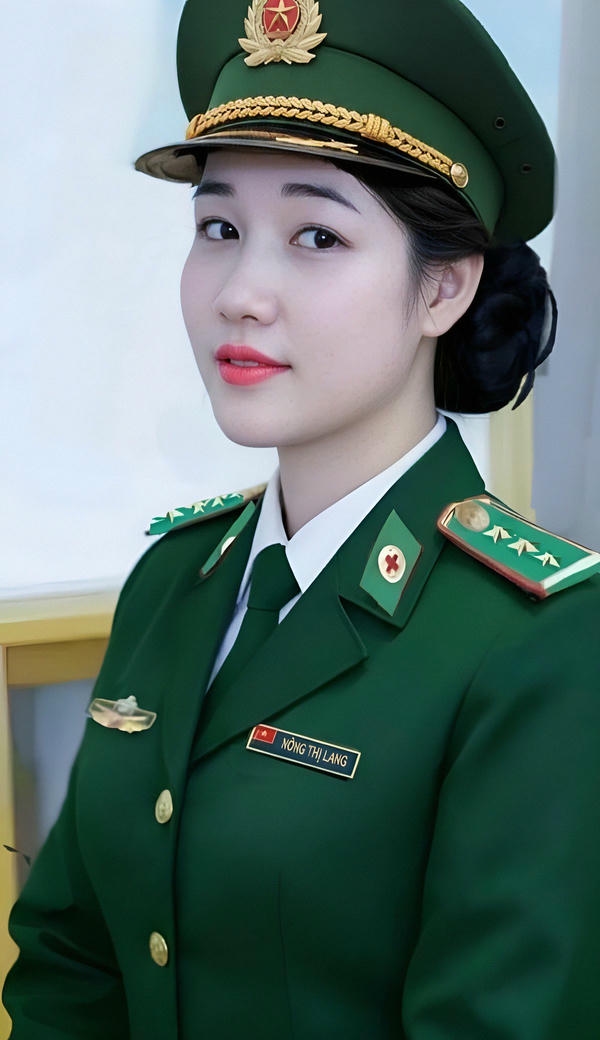 Quân phục làm nàng tỏa sáng.