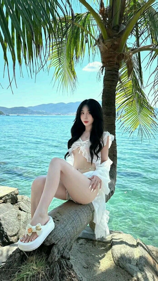 Cô gái sexy tỏa sáng rạng rỡ