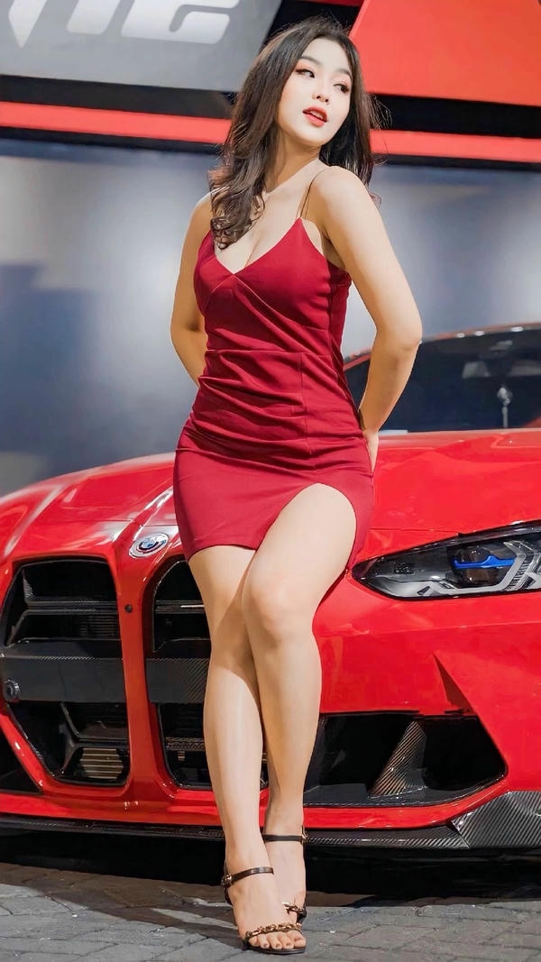 Người mẫu cuốn hút bên xe.