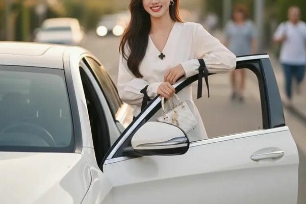 Người mẫu tỏa sáng bên siêu xe.